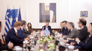 Στο Μαξίμου οι υπουργοί Εσωτερικών και Ενέργειας των ΗΠΑ Ντ. Μπέργκαμ και Κρις Ράιτ - Τι συζήτησαν με Μητσοτάκη