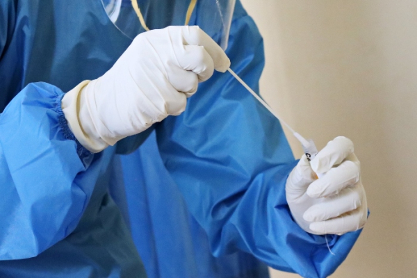 Η αύξηση των κρουσμάτων covid-19 και άλλων αναπνευστικών λοιμώξεων δοκιμάζει τις αντοχές του ΕΣΥ