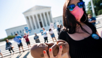 ΗΠΑ: Το Ανώτατο Δικαστήριο επικύρωσε νόμο που απαγορεύει τις αμβλώσεις