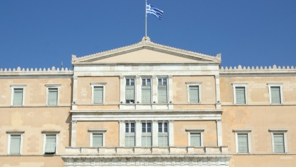 Βουλή: Ψηφίστηκε η τροπολογία για τη (μη) συμμετοχή των κομμάτων στις εκλογές