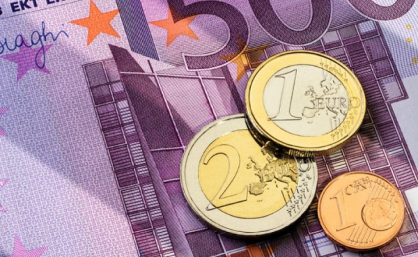 Το ευρώ υποχωρεί 0,44%, στα 1,1688 δολάρια