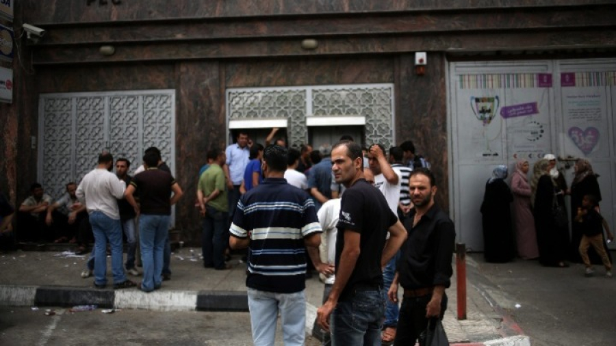 Ομάδες ενόπλων έκλεψαν πολλά εκατομμύρια από χρηματοκιβώτια τραπεζών στη Γάζα (Le Monde)