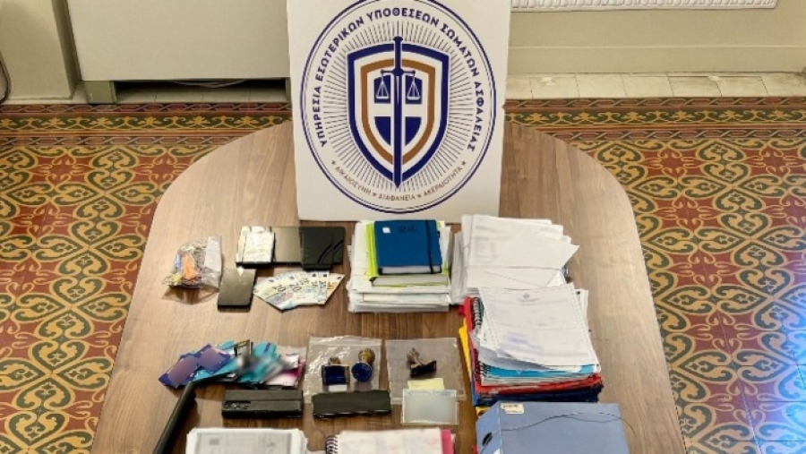 Συμμορίες εξέδιδαν πλαστά έγγραφα σε μετανάστες και μεταβίβαζαν παράνομα ακίνητα - Δημόσιοι υπάλληλοι στους συλληφθέντες