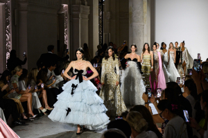 Celia Kritharioti: Το εκθαμβωτικό fashion show στην εβδομάδα μόδας του Παρισιού