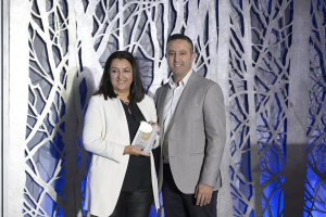 H κα. Αγάπη Παπαδοπούλου, Group business development director της εταιρείας παραλαμβάνει τα βραβεία