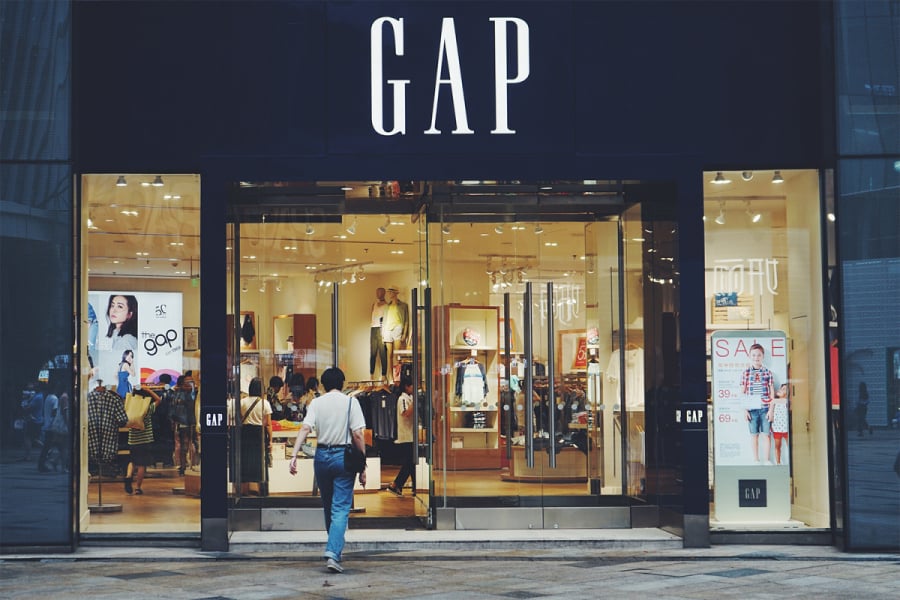 GAP: Κλείνει όλα τα καταστήματα σε Βρετανία και Ιρλανδία
