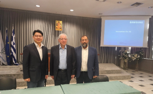 Από αριστερά: Ο Πρόεδρος της Samsung Electronics Hellas, Hansoo Kim, ο Δήμαρχος Αμαρουσίου, Θεόδωρος Αμπατζόγλου και ο Αντιδήμαρχος Κοινωνικής Μέριμνας και Αλληλεγγύης, Πέτρος Κόνιαρης.