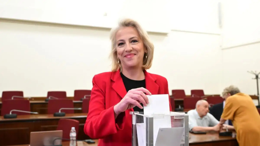 Νέα πρόεδρος του ΣΥΡΙΖΑ η Ρένα Δούρου