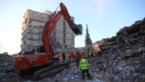 Τουρκία: Συλλήψεις για τις καταρρεύσεις κτιρίων, ενώ αυξάνονται οι νεκροί του φονικού σεισμού