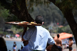 SolidarityNow: Έρευνα για την εργασία μεταναστών και προσφύγων στον τομέα του τουρισμού