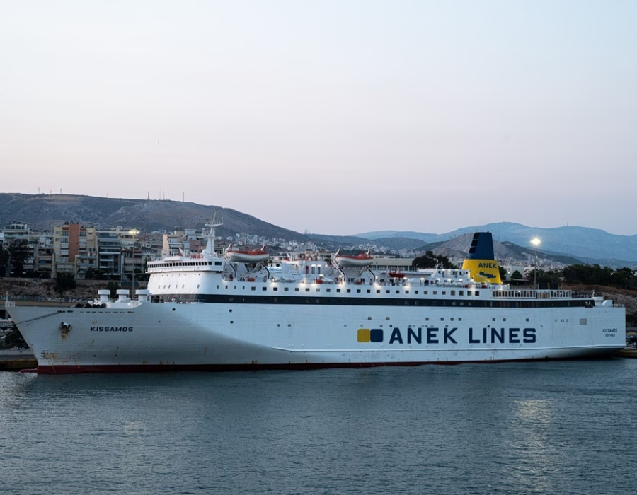 Το πλοίο Κίσσαμος με 1.246 επιβάτες προσάραξε κοντά στη Μήλο μετά από μπλακ άουτ