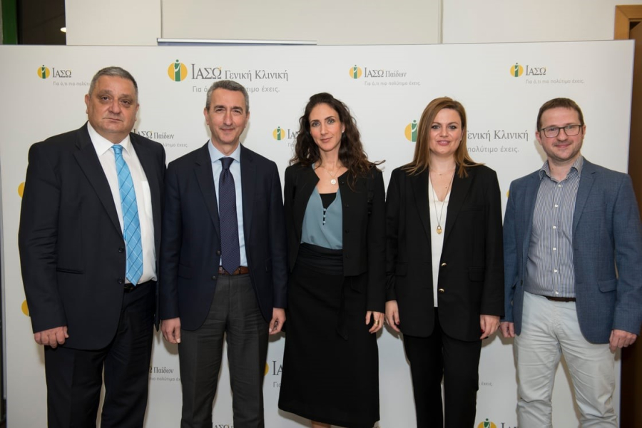 Από αριστερά: Ο κ. Βέλης Παππάς, Διευθυντής Ενημέρωσης &amp; Εξυπηρέτησης Ασφαλιστικών Εταιρειών &amp; Ασφαλιστικών Συμβούλων Ομίλου ΙΑΣΩ, ο κ. Αναστάσιος Παπαδόπουλος, Διευθυντής Πωλήσεων Εταιρικού Δικτύου ERGO Ασφαλιστικής, η κα. Γεωργία Βενετσανάκου, Product Development Lead ERGO Ασφαλιστικής, η κα. Κατερίνα Κουρούτη, Διευθύντρια Εμπορικής Ανάλυσης Ομίλου ΙΑΣΩ, ο κ. Αλέξανδρος Λιάνος, Διευθυντής Αποζημιώσεων Ασφαλίσεων Ζωής &amp; Υγείας ERGO Ασφαλιστικής