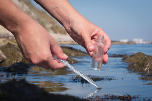 Κομισιόν: Μεθοδολογία για τη μέτρηση της παρουσίας μικροπλαστικών στο νερό