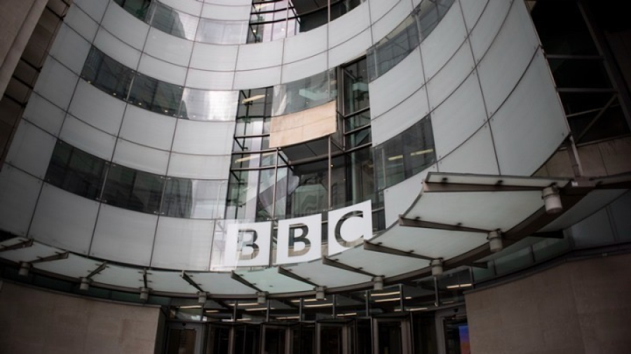 BBC: Στη δίνη του σκανδάλου για την υπόθεση παρουσιαστή που πλήρωσε ανήλικο για γυμνές φωτογραφίες