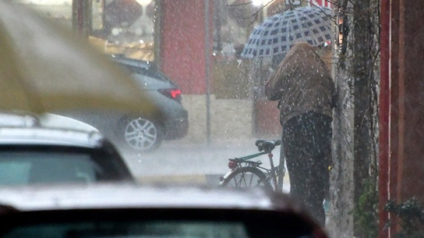 Σε εξέλιξη η κακοκαιρία με σημαντικά επίπεδα βροχόπτωσης