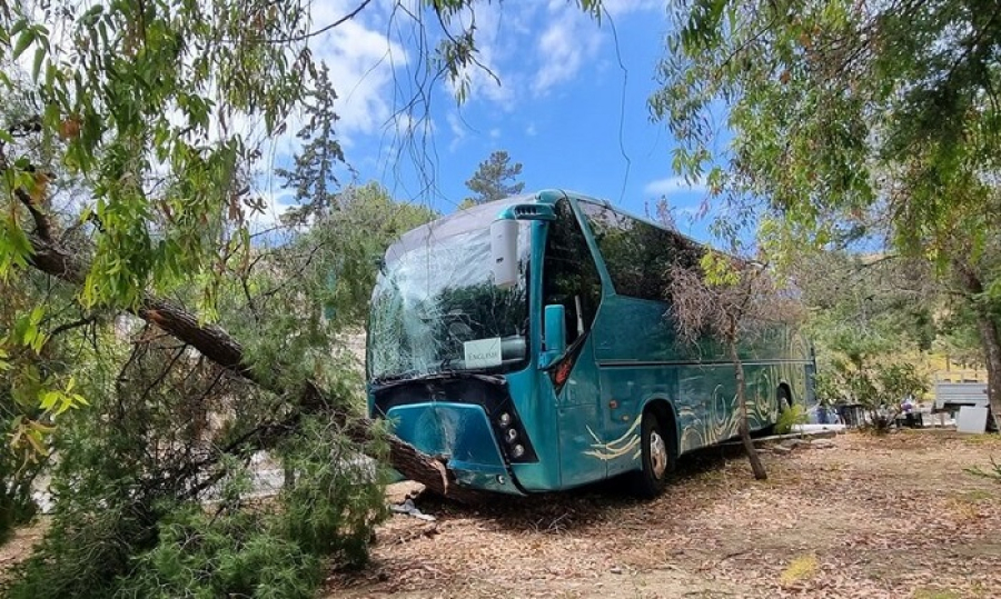 Αίγινα: Τροχαίο με τρεις μαθητές τραυματίες