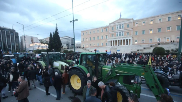 Αποχώρησαν τα τρακτέρ από το Σύνταγμα