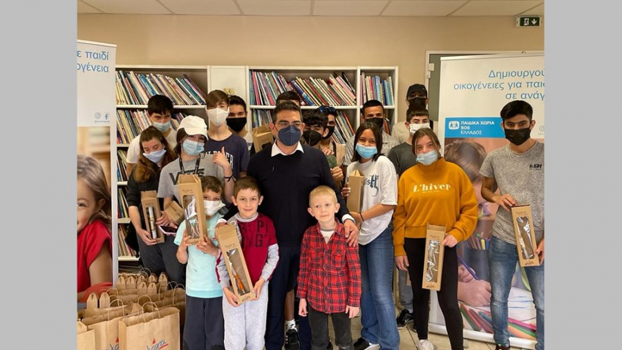 Το Μαξίμου έστειλε λαμπάδες στους μικρούς φίλους των παιδικών χωριών SOS