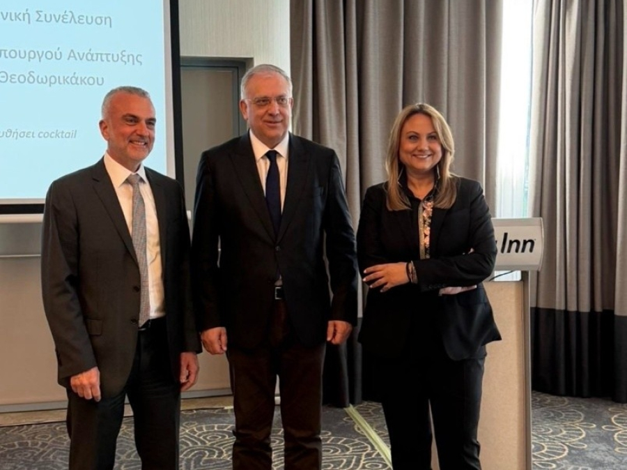 Από αριστερά Ο κ. Γεώργιος Μεντζελόπουλος, Πρόεδρος του Διοικητικού Συμβουλίου της ΕΕΑ, ο Υπουργός Ανάπτυξης, κ. Τάκης Θεοδωρικάκος και η κ. Αντιπρόεδρος και Διευθύνουσα Σύμβουλος της Europa, κ. Ανούς Τζιρακιάν, Γενική Γραμματέας της ΕΕΑ.