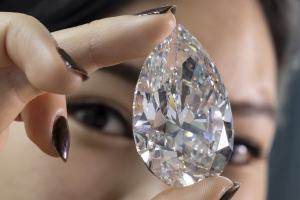 Στο… σφυρί o "Βράχος", το μεγαλύτερο λευκό διαμάντι που έχει δημοπρατηθεί ποτέ