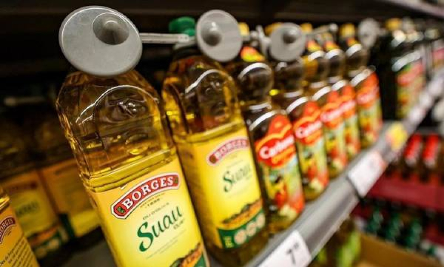 Ισπανία: "Καλπάζει" η τιμή του λαδιού - Αντικλεπτικά τοποθετούν τα σούπερ μάρκετ