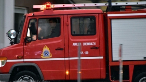 Φωτιά σε πυλωτή πολυκατοικίας στον Κολωνό - Στο νοσοκομείο προληπτικά 4 άτομα