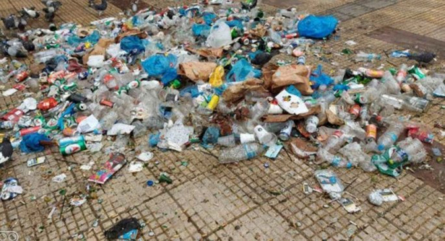 Κυψέλη: «Χωματερή» η πλατεία Αγίου Γεωργίου μετά το κορονοπάρτι