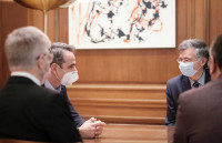 Συνάντηση Μητσοτάκη - Αρμπέρ για το φάρμακο κατά της COVID-19