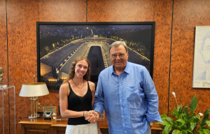 Η πρωταθλήτρια του στίβου Ελένη Ιακωβάκη πρώτη Λαμπαδηδρόμος για τους Ολυμπιακούς Αγώνες Νέων Dakar 2026