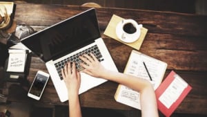 IWG: Επιταχύνει την επαγγελματική ανέλιξη των γυναικών και αυξάνει την παραγωγικότητα το υβριδικό μοντέλο εργασίας