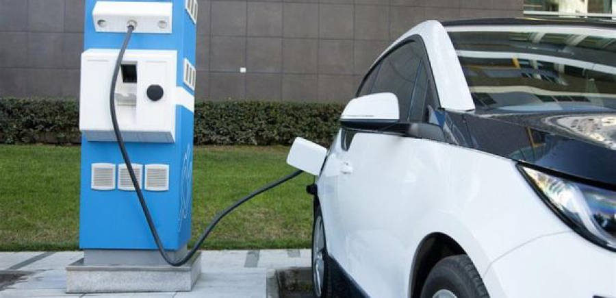 ACEA: Η Ελλάδα στην προτελευταία θέση της ΕΕ με μόλις ένα φορτιστή ηλεκτρικών οχημάτων ανά 250 χιλιόμετρα