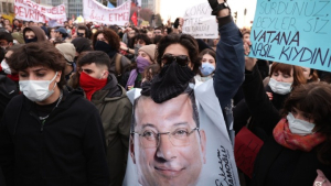 Τουρκία: Τεταμένη η κατάσταση στη χώρα - Πολύωρες ανακρίσεις για τον Ιμάμογλου και ο κόσμος στους δρόμους