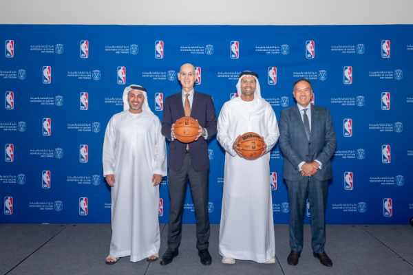 Από αριστερά προς δεξιά HE Mohamed Khalifa Al Mubarak, Chairman of DCT Abu Dhabi, NBA Commissioner Adam Silver and NBA Legend Mark Jackson alongside local participants at a youth basketball development event in Abu Dhabi as part of the largest Jr. NBA/Jr. WNBA week to date