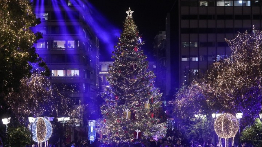 Άναψε το χριστουγεννιάτικο δέντρο στην πλατεία Συντάγματος