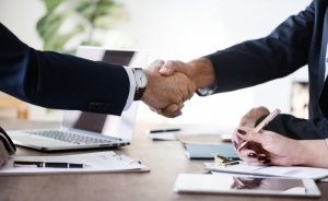 H Bain &amp; Company προβλέπει ανάκαμψη της αγοράς συγχωνεύσεων και εξαγορών - Ετήσια αύξηση 13% το 2024