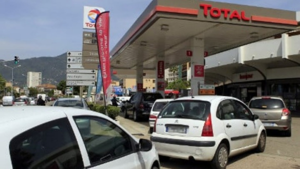 Γάλλοι περνούν τα σύνορα με το Βέλγιο για ανεφοδιασμό καυσίμων, λόγω της απεργίας στα διυλιστήρια