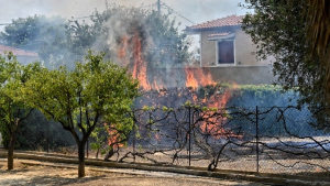 Καταγραφή ζημιών από τις πυρκαγιές σε Αττική και Κορινθία και Ρόδο - Πόσα είναι τα επικίνδυνα για χρήση κτήρια