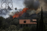 Μεγάλα μέτωπα φωτιάς σε Kουβαρά, Λαγονήσι, Λουτράκι και Καπαρέλι. Εκκενώθηκαν οικισμοί, καίγονται σπίτια.