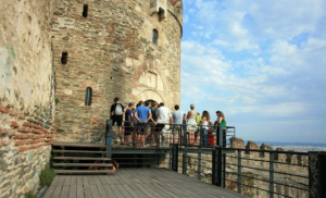 Υπ. Τουρισμού: Προκήρυξη υποβολής αιτήσεων για εισαγωγή στις Σχολές Ξεναγών