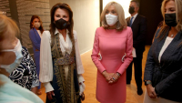 Γιάννα Αγγελοπούλου, Μπριζίτ Μακρόν και Μαρέβα Γκραμπόφσκι στο Μουσείο Μπενάκη