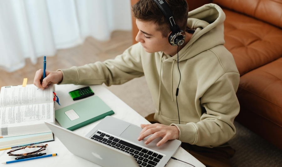 Google: Το 27% των Ελλήνων εφήβων χρησιμοποιεί καθημερινά το ΑΙ - Πάνω από τον ευρωπαϊκό μέσο όρο