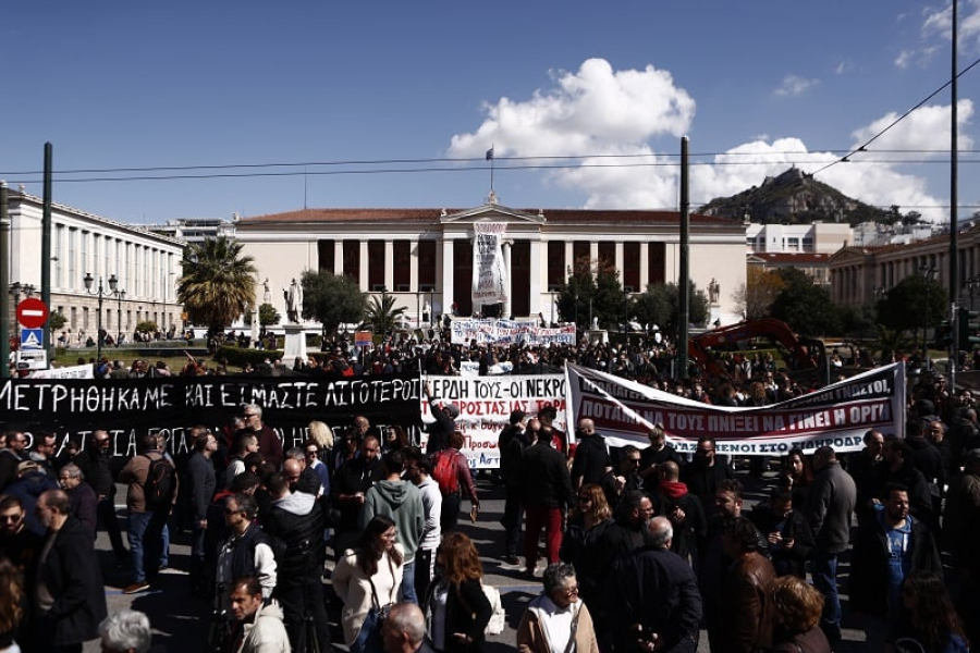Συλλαλητήριο στο Σύνταγμα για τα Τέμπη - Κλείνουν σταθμοί του Μετρό