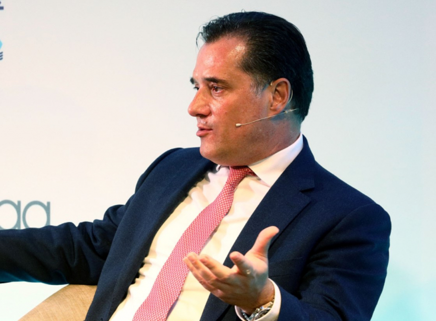 Για επενδύσεις στην ενέργεια μιλάει ο Αδωνις, όταν η κοινωνία καίγεται