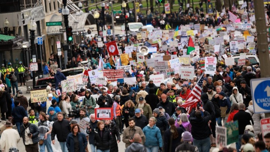 ΗΠΑ: Χιλιάδες διαδηλωτές στους δρόμους πολλών πόλεων καταγγέλλοντας τις πολιτικές Τραμπ