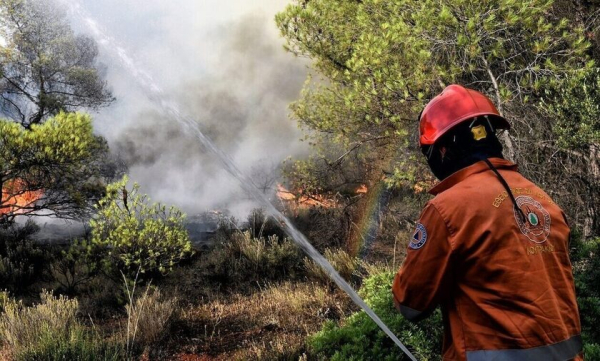 Φωτιά στον Κουβαρά Κερατέας-Μήνυμα 112 στους κατοίκους