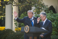 Τραμπ: Απειλεί να απολύσει τον Τζερόμ Πάουελ από μέλος του ΔΣ της Fed