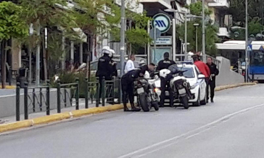 Κράνη σε παραβάτες οδηγούς δικύκλου μοίρασε η Τροχαία