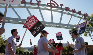 ΗΠΑ: Απεργούν οι σεναριογράφοι - "Στον αέρα" σειρές, ταινίες και τηλεοπτικές εκπομπές