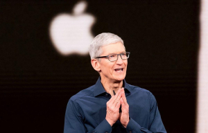 Περικοπές 40% στις απολαβές του CEO της Apple, Τιμ Κουκ