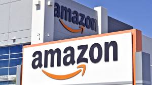 Amazon: Κλείνει τρεις αποθήκες στην Βρετανία